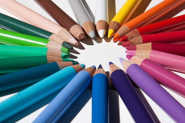 Colouring pencils with nibs in a circle