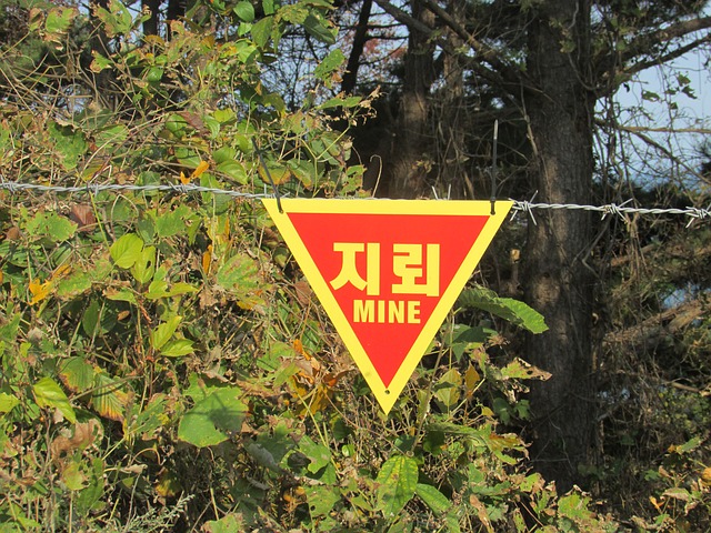 Landmine warning triangle